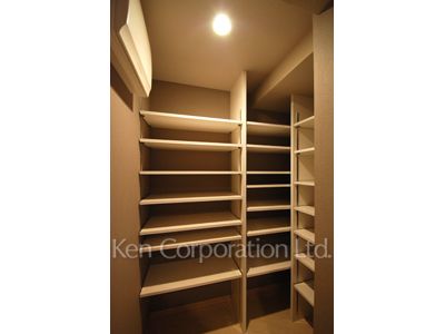 Shoes-In Closet ※Photo of the same layout on 16 floor. Decoration and fixture may differ.