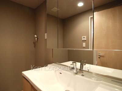 Powder Room ※Photo of the same layout on 16 floor. Decoration and fixture may differ.