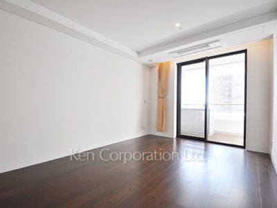 Living-Dining ※Photo of the same layout on 9 floor. Decoration and fixture may differ.