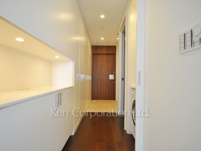 Closet ※Photo of the same layout on 9 floor. Decoration and fixture may differ.