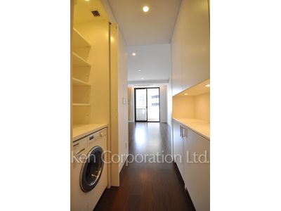 Closet ※Photo of the same layout on 9 floor. Decoration and fixture may differ.