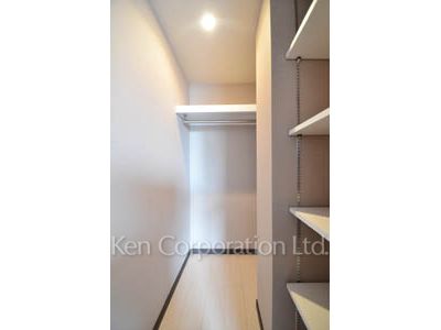 Closet ※Photo of the same layout on 17 floor. Decoration and fixture may differ.
