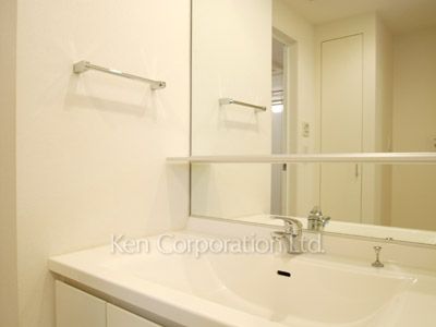 Powder Room ※Photo of the same layout on 4 floor. Decoration and fixture may differ.