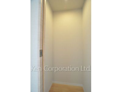 Closet ※Photo of the same layout on 10 floor. Decoration and fixture may differ.