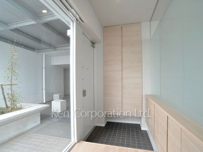 Entrance ※Photo of the same layout on 10 floor. Decoration and fixture may differ.
