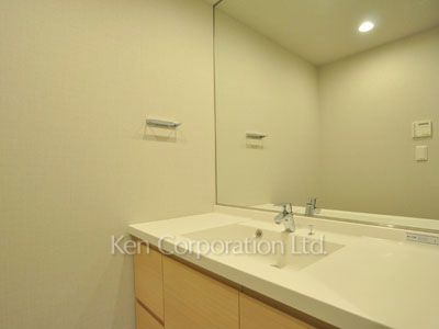Powder Room ※Photo of the same layout on 10 floor. Decoration and fixture may differ.