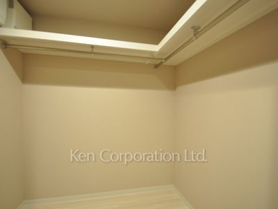 Walk-In Closet ※Photo of the same layout on 10 floor. Decoration and fixture may differ.