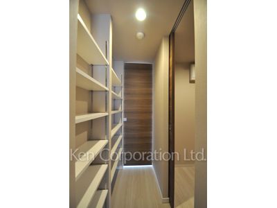 Closet ※Photo of the same layout on 10 floor. Decoration and fixture may differ.