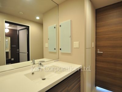 Powder Room ※Photo of the same layout on 10 floor. Decoration and fixture may differ.