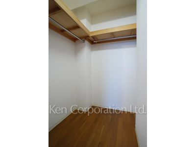 Walk-In Closet ※Photo of the same layout on 4 floor. Decoration and fixture may differ.