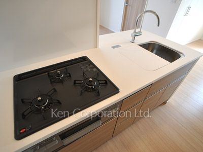 Kitchen ※Photo of the same layout on 9 floor. Decoration and fixture may differ.