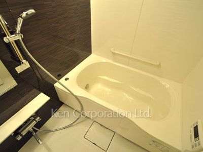 Bath ※Photo of the same layout on 9 floor. Decoration and fixture may differ.