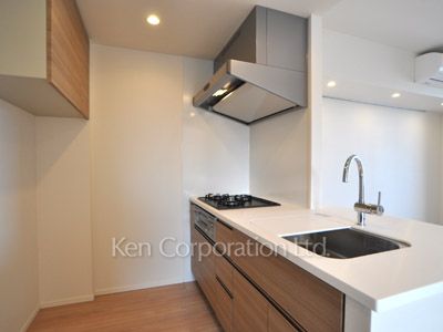 Kitchen ※Photo of the same layout on 9 floor. Decoration and fixture may differ.