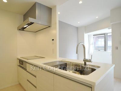 Kitchen ※Photo of the same layout on 4 floor. Decoration and fixture may differ.