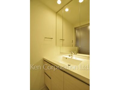 Powder Room ※Photo of the same layout on 4 floor. Decoration and fixture may differ.