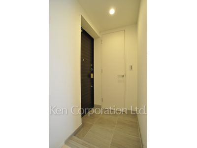 Entrance ※Photo of the same layout on 10 floor. Decoration and fixture may differ.