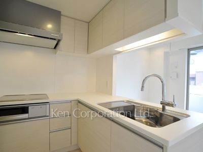 Kitchen ※Photo of the same layout on 10 floor. Decoration and fixture may differ.