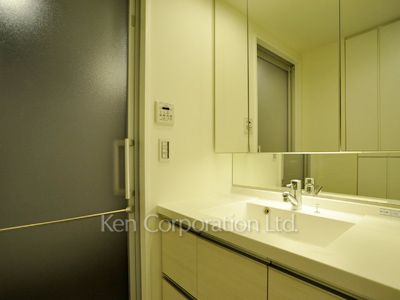 Powder Room ※Photo of the same layout on 10 floor. Decoration and fixture may differ.