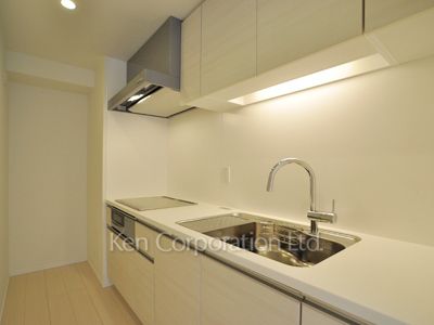 Kitchen ※Photo of the same layout on 8 floor. Decoration and fixture may differ.