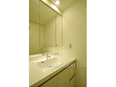 Powder Room ※Photo of the same layout on 8 floor. Decoration and fixture may differ.