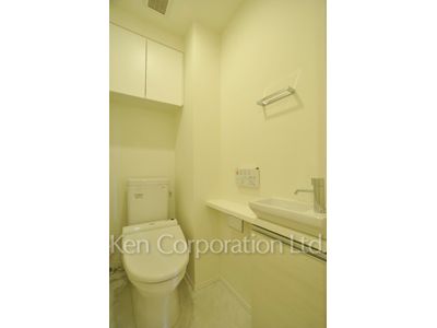 Lavatory ※Photo of the same layout on 8 floor. Decoration and fixture may differ.