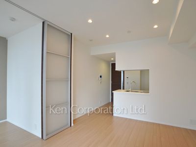 Living-Dining ※Photo of the same layout on 9 floor. Decoration and fixture may differ.