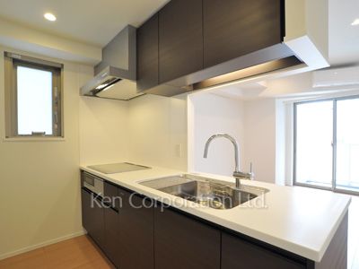 Kitchen ※Photo of the same layout on 9 floor. Decoration and fixture may differ.