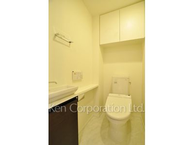 Lavatory ※Photo of the same layout on 9 floor. Decoration and fixture may differ.