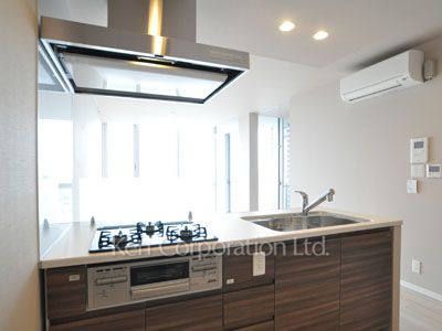 Kitchen ※Photo of the same layout on 10 floor. Decoration and fixture may differ.