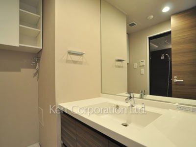 Powder Room ※Photo of the same layout on 10 floor. Decoration and fixture may differ.