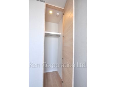 Walk-In Closet ※Photo of the same layout on 9 floor. Decoration and fixture may differ.