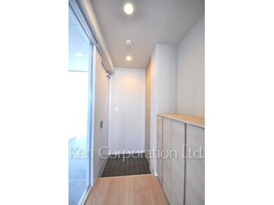 Entrance ※Photo of the same layout on 9 floor. Decoration and fixture may differ.