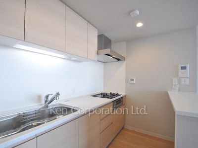 Kitchen ※Photo of the same layout on 10 floor. Decoration and fixture may differ.