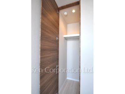 Walk-In Closet ※Photo of the same layout on 8 floor. Decoration and fixture may differ.
