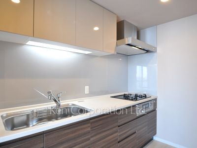 Kitchen ※Photo of the same layout on 8 floor. Decoration and fixture may differ.
