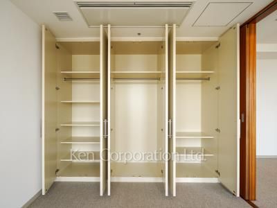 Closet ※Photo of the same layout on 32 floor. Decoration and fixture may differ.