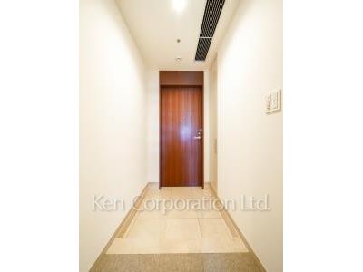 Entrance ※Photo of the same layout on 32 floor. Decoration and fixture may differ.