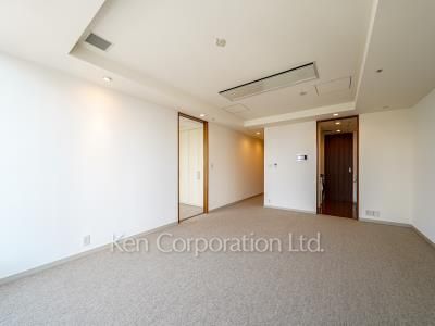 Living-Dining ※Photo of the same layout on 32 floor. Decoration and fixture may differ.