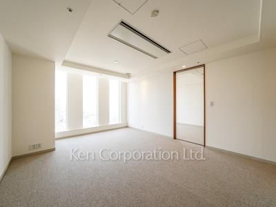 Living-Dining ※Photo of the same layout on 32 floor. Decoration and fixture may differ.