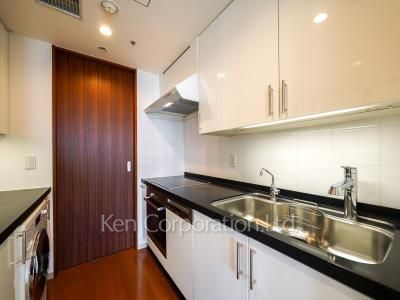 Kitchen ※Photo of the same layout on 32 floor. Decoration and fixture may differ.