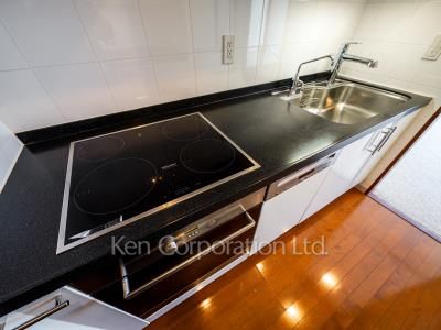 Kitchen ※Photo of the same layout on 32 floor. Decoration and fixture may differ.
