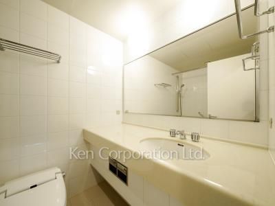 Powder Room ※Photo of the same layout on 32 floor. Decoration and fixture may differ.