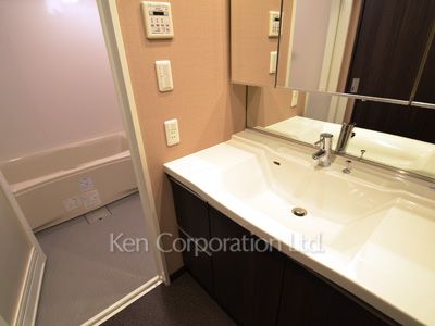 Powder Room ※Photo of the same layout on 17 floor. Decoration and fixture may differ.