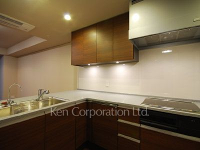 Kitchen ※Photo of the same layout on 10 floor. Decoration and fixture may differ.