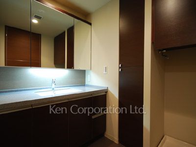 Powder Room ※Photo of the same layout on 10 floor. Decoration and fixture may differ.