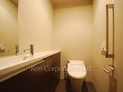 Lavatory ※Photo of the same layout on 10 floor. Decoration and fixture may differ.