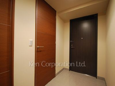 Entrance ※Photo of the same layout on 10 floor. Decoration and fixture may differ.