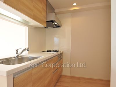 Kitchen ※Photo of the same layout on 4 floor. Decoration and fixture may differ.