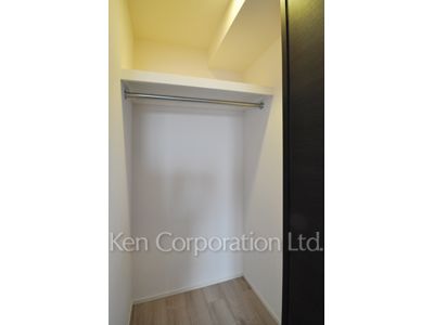 Walk-In Closet ※Photo of the same layout on 5 floor. Decoration and fixture may differ.