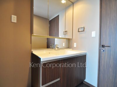 Powder Room ※Photo of the same layout on 27 floor. Decoration and fixture may differ.